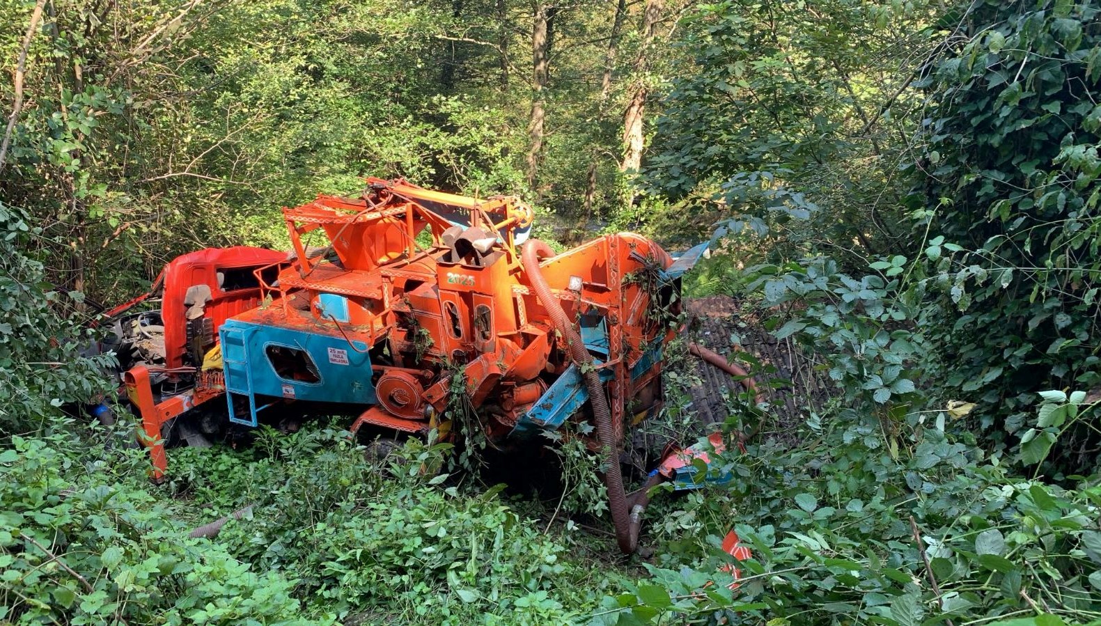 kamyon ucurumdan yuvarlandi bir olu DEXUR2Od