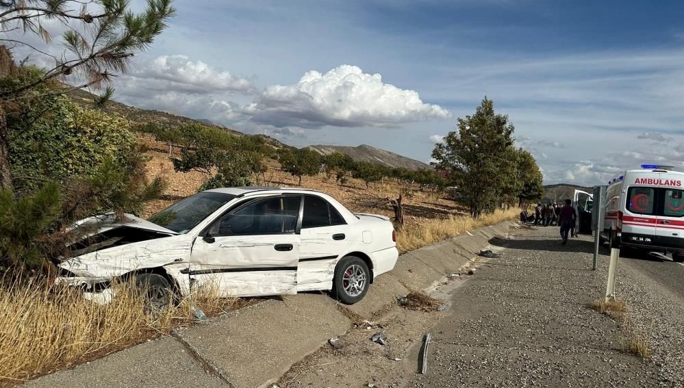 adiyamanda otomobil ile hafif ticari arac carpisti uc yarali 1VY15vgi.jpg