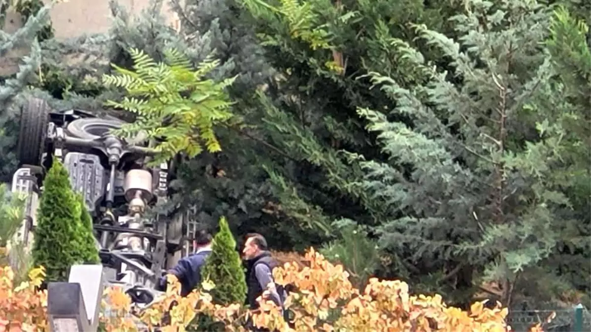 ankarada kontrolden cikan arac istinat duvarini asarak yuvarlandi ayQDZURF.jpg