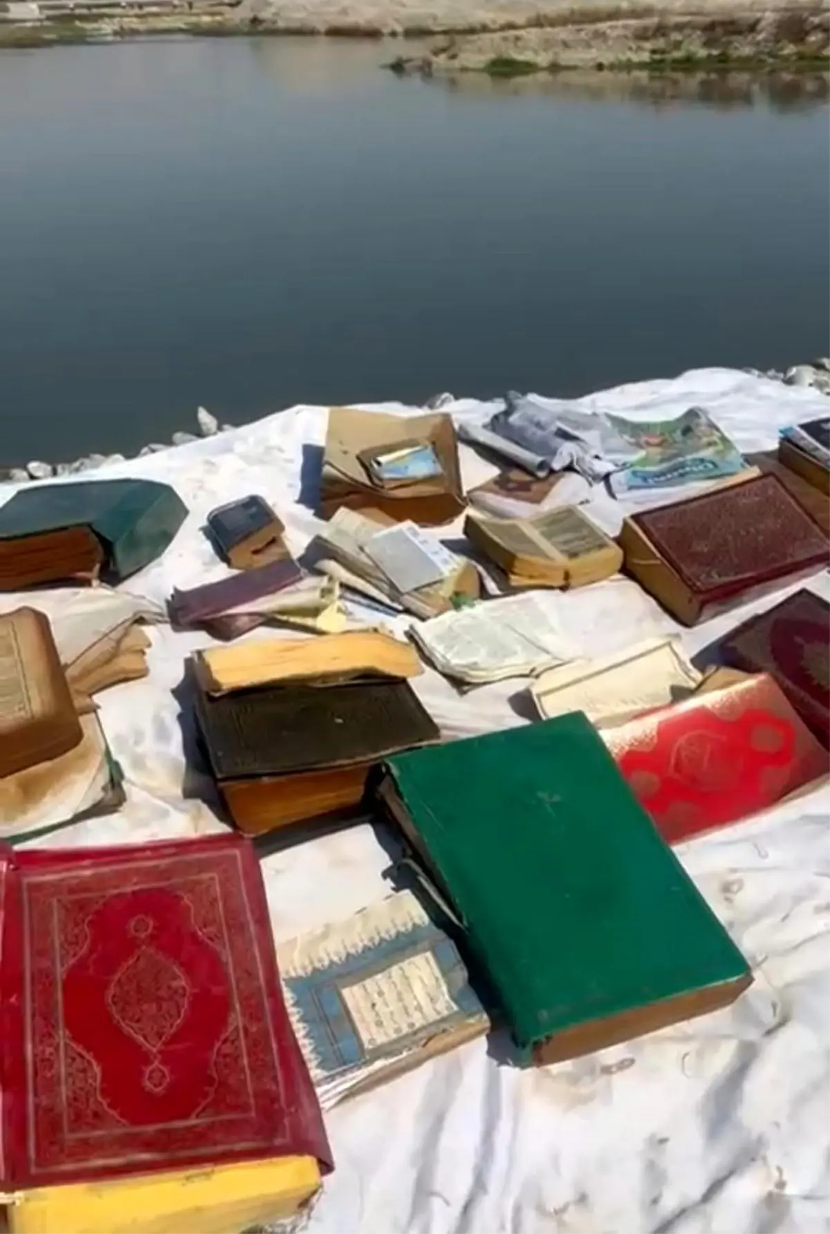 batman cayinda dini kitaplar bulundu nzWyWZu5.jpg