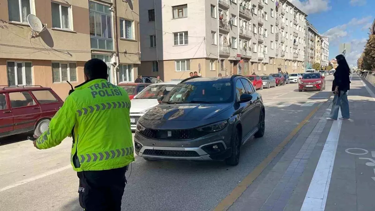 eskisehirde otomobilin carptigi yasli kadinin hayati tehlikesi var QQYSNdrI.jpg