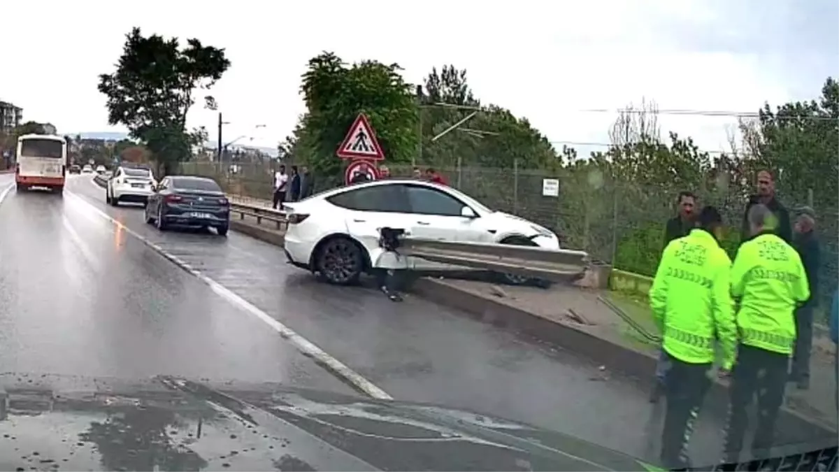 eskisehirde tesla ile bariyer arasinda kaza XQyZRa3k