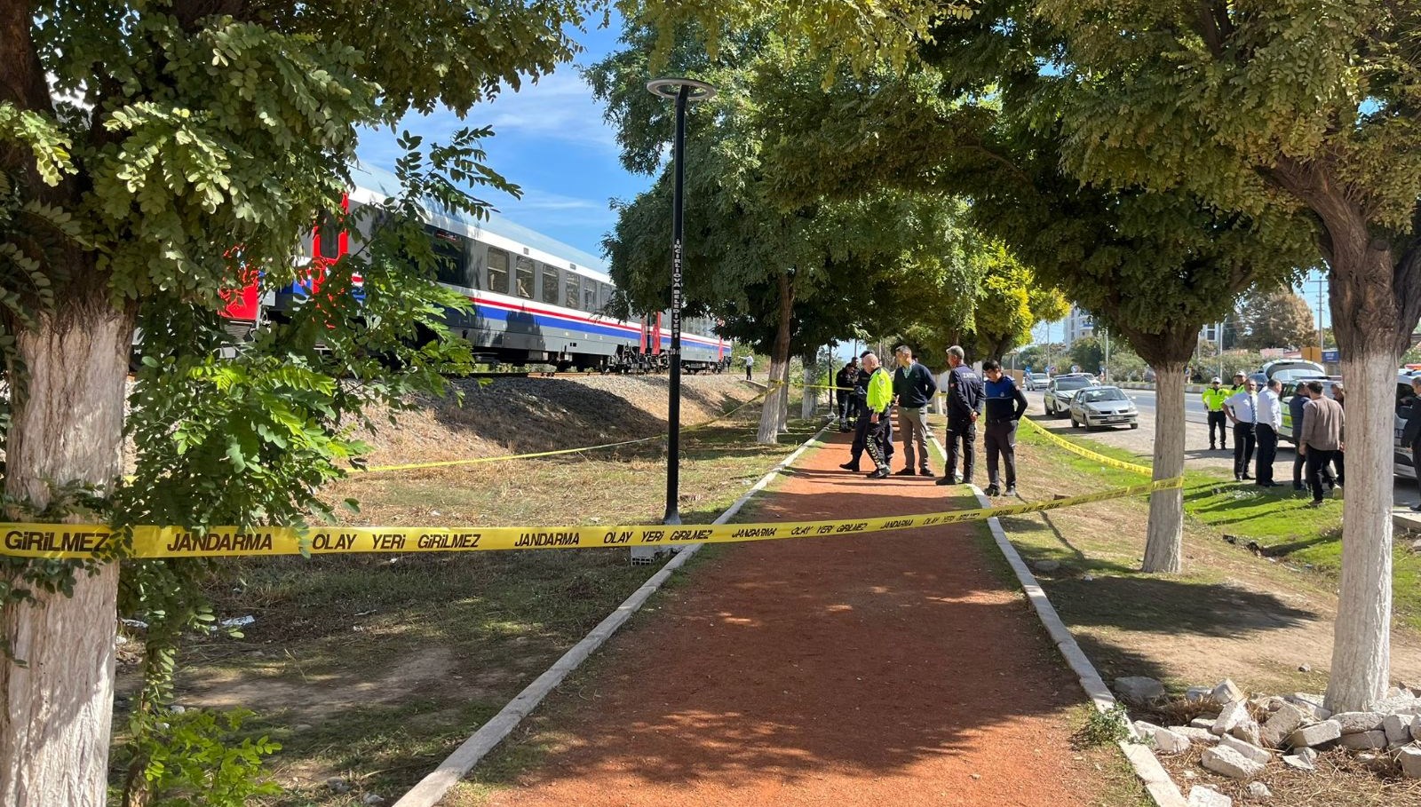 torununu kurtarmak isterken tren carpti ZUs1M9BM.jpg