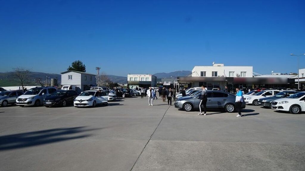 İkinci el oto pazarında satıcı çok alıcı yok