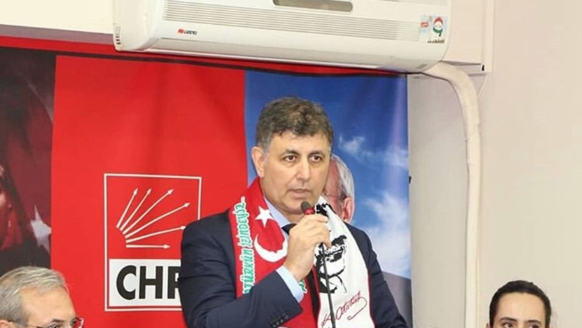 İzmir’de Başkan Tugay, CHP Üyeliğinden Ayrıldığını Açıkladı