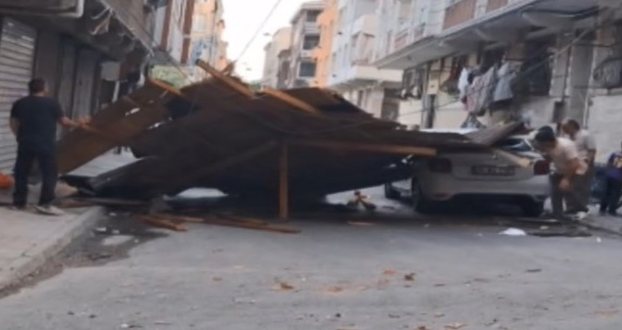 Esenler’de çocuklar fırtınada uçan çatının altında kalmaktan son anda kurtuldu