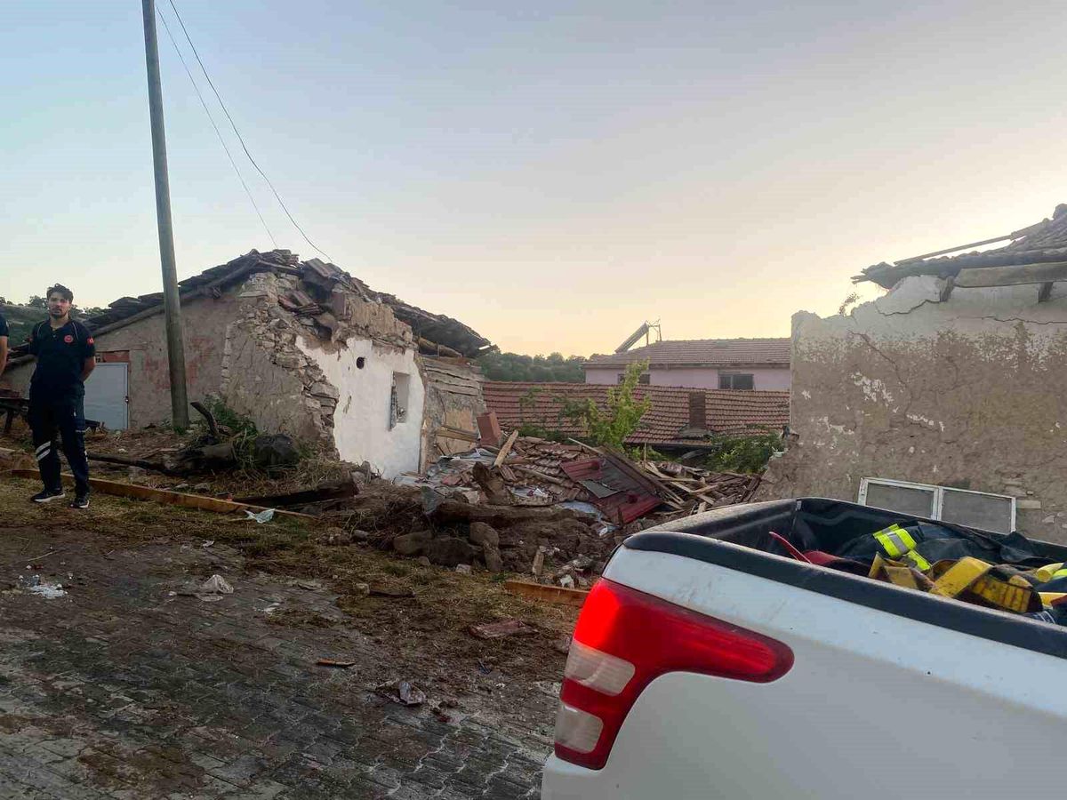 Eskisehirde yangindan donen itfaiye araci eve carpti 3 itfaiye eri yarali czcVzEVL